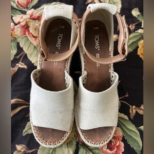 Tom’s Sz 7.5 tan canvas wedge